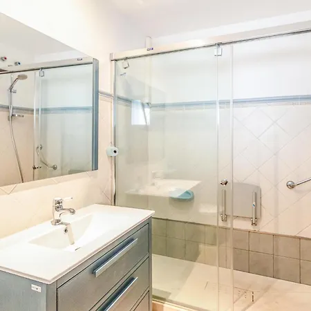 Apartment 3 Bedroom Lovely In